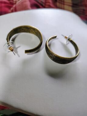 Premier Designs Ribbed Gold Tone Hoop Earrings 2.25"